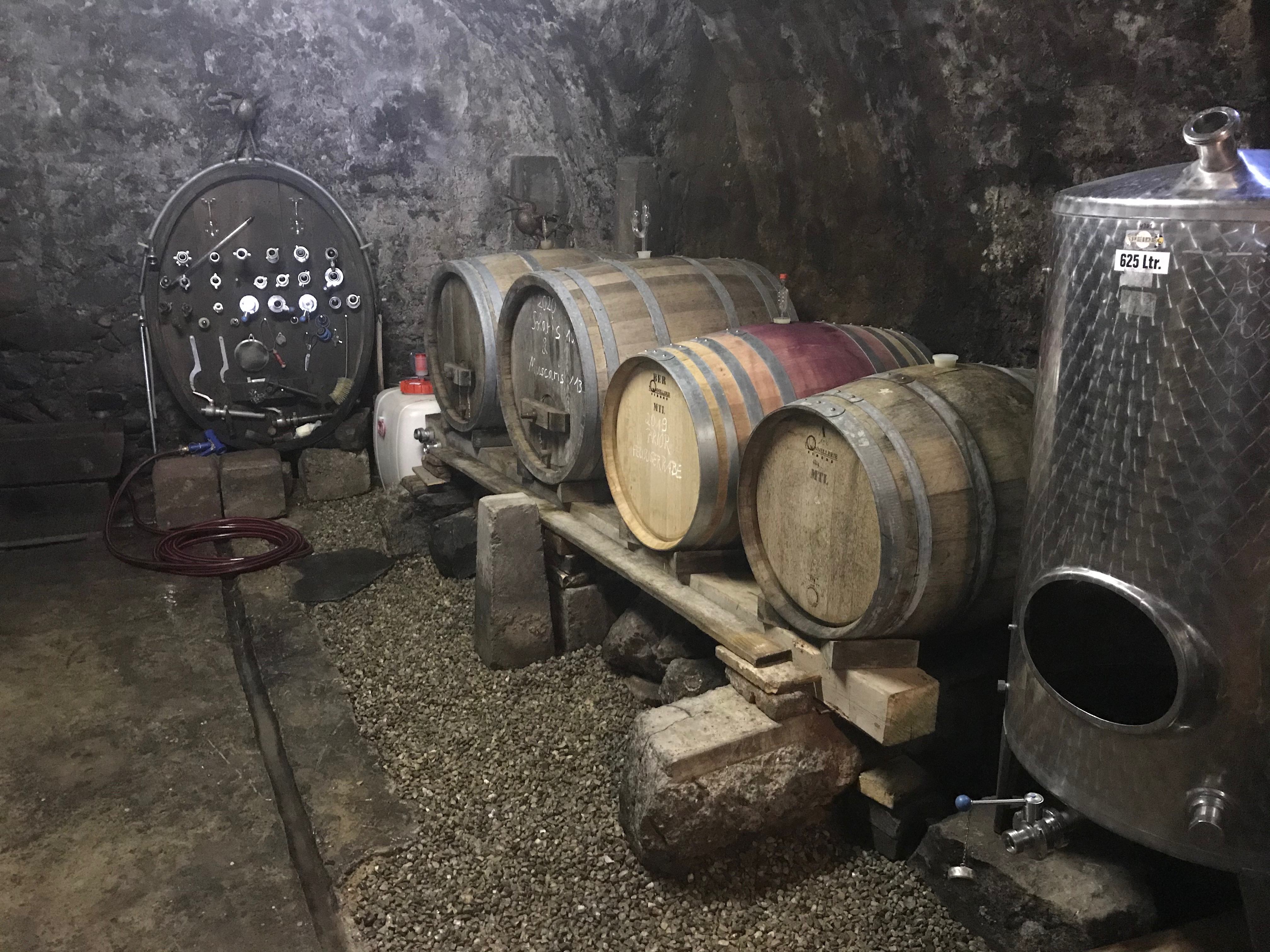 Holzf�sser im Keller